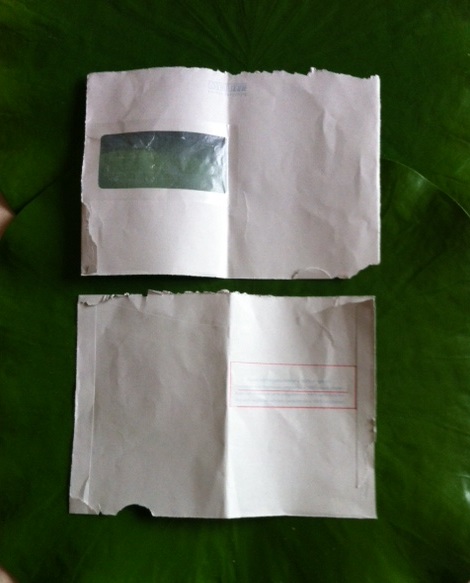 Enveloppe déchirée pergamine